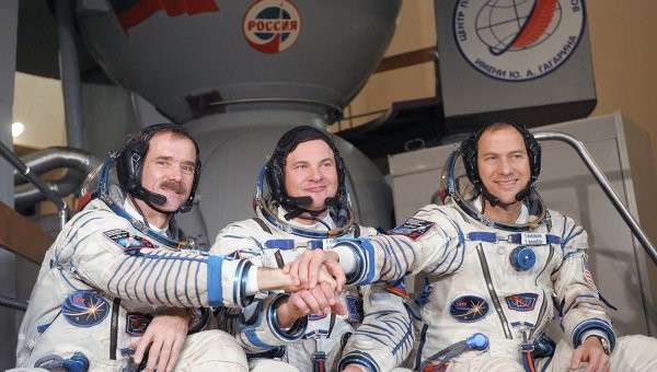 3 phi hành gia quay về Trái Đất từ trạm ISS gồm có Chris Hadfield (quốc tịch Canada), Roman Romanenko (Nga) và Thomas Marshburn (Mỹ).
